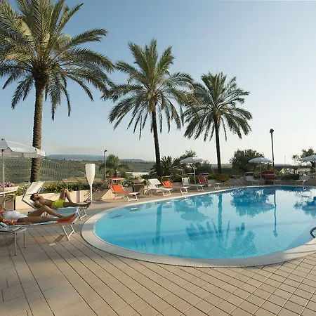 호텔 Thotel Lamezia 4*